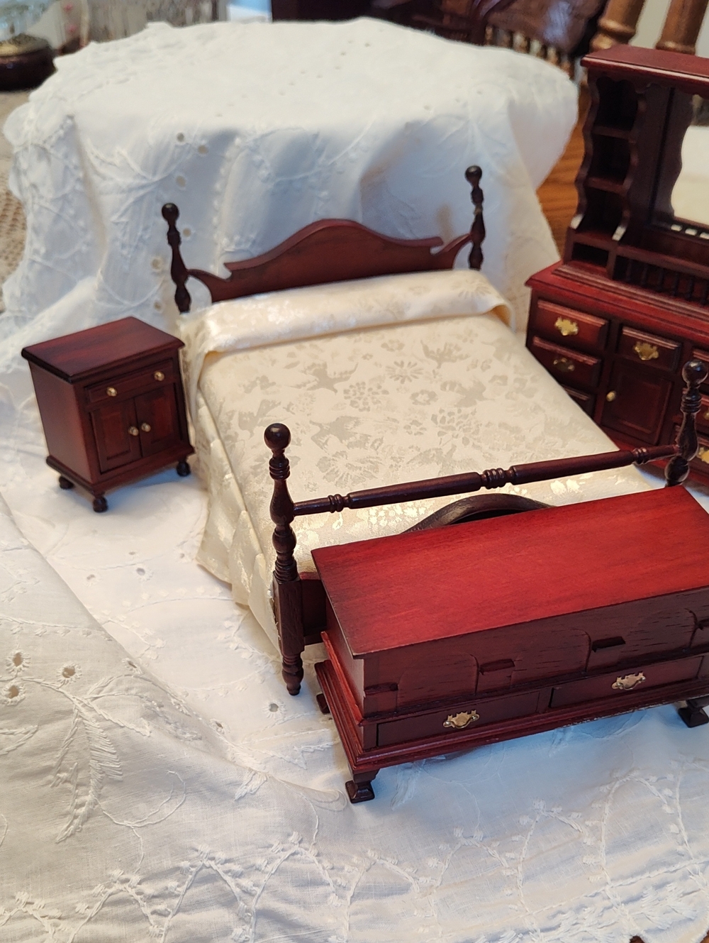 Mahogany Victorian Bedroom Dollhouse Furniture Set